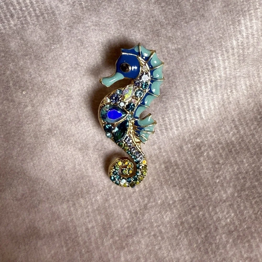Small Brilliant Seahorse Brooch Pin Blue Rhinestones Gold Tone Metal - Picture 2 of 5